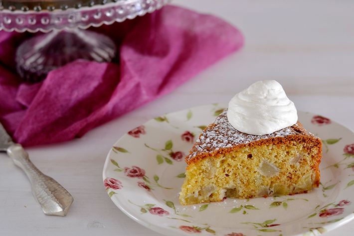 Porción de tarta de pera con nata por encima